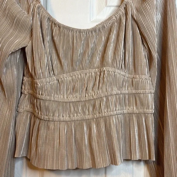 Astr The Label Ziva Pleated Balloon-Sleeve Top, Pearl color - Picture 2 of 7